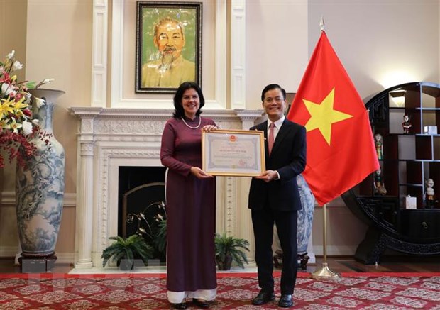 Remise de l Ordre de l Amitié à une ancienne ambassadrice cubaine au Vietnam